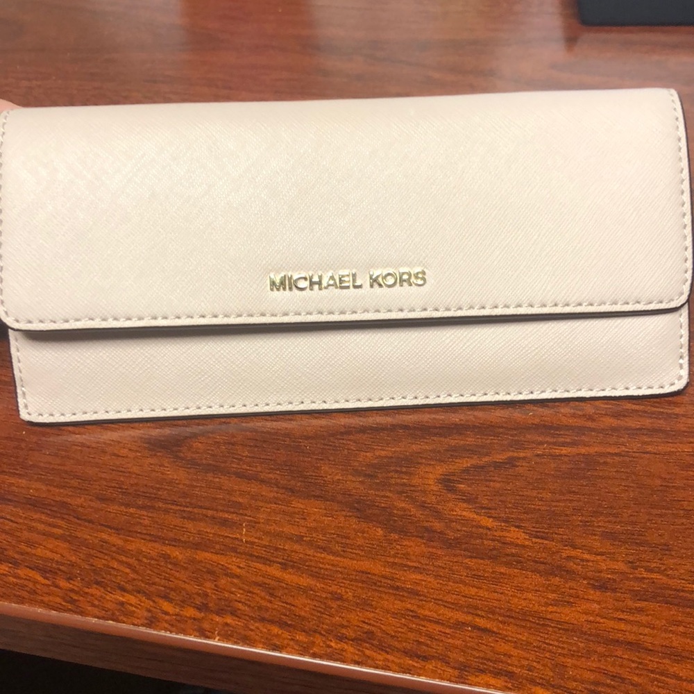 Michael Kors Wallet ( Authentic ) 100% guaranteed